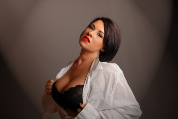 Sexy bruna femmina in una posa suducente con illuminazione drammatica
 - Foto, immagini