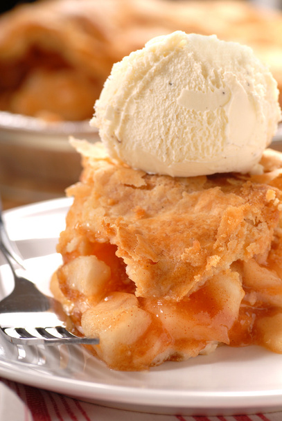 Свіжа глибока страва яблучний пиріг з морозивом
 - Фото, зображення