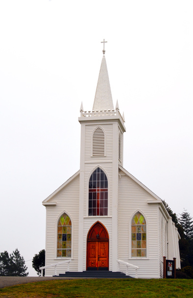 Vanha viehättävä kirkko maalaismaisessa ympäristössä
 - Valokuva, kuva