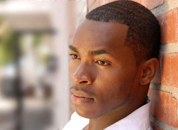 Portrait extérieur d'un homme afro-américain
 - Photo, image