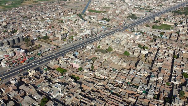 Αεροφωτογραφία υψηλής γωνίας της πόλης του Πουντζάμπ Πακιστάν, πλάνα του Drone. Sheikhupura επίσης γνωστή ως Qila Sheikhupura, είναι μια πόλη στην πακιστανική επαρχία Punjab. Ιδρύθηκε από τον αυτοκράτορα Mughal Jehangir το 1607,  - Φωτογραφία, εικόνα