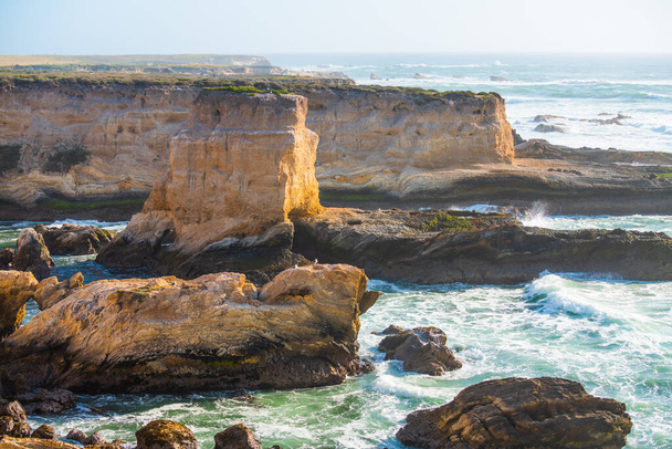 Rugged cliffs and Pacific Ocean, California Central Coast - Zdjęcie, obraz