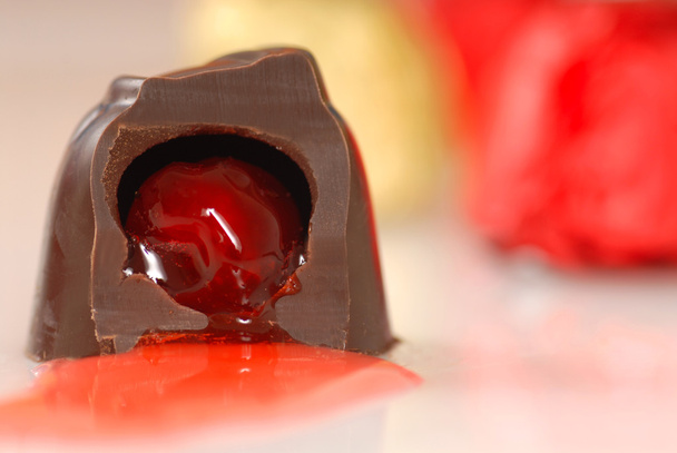 chocolade overdekte cherry - Foto, afbeelding