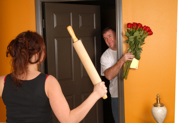 Чоловік приходить додому пізно до розлюченої дружини
 - Фото, зображення
