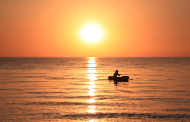 rybak o zachodzie słońca - Zdjęcie, obraz