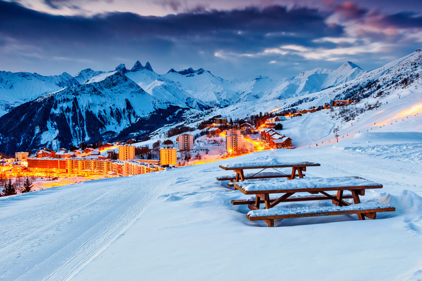 Belo pôr do sol e estância de esqui nos Alpes Franceses, Europa
 - Foto, Imagem