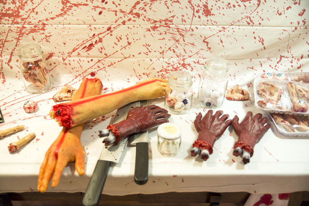Humano massacrado em uma mesa
  - Foto, Imagem
