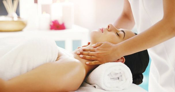 Well pamper you like royalty. a young woman getting a massage at a spa - Foto, Imagen
