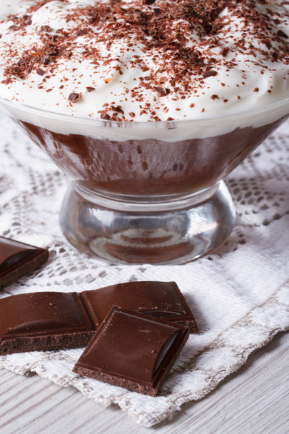 Čokoládový dezert s šlehaný krém close-up. Vertikální - Fotografie, Obrázek