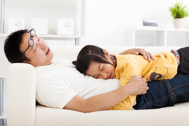 padre e hija durmiendo en el sofá
 - Foto, Imagen
