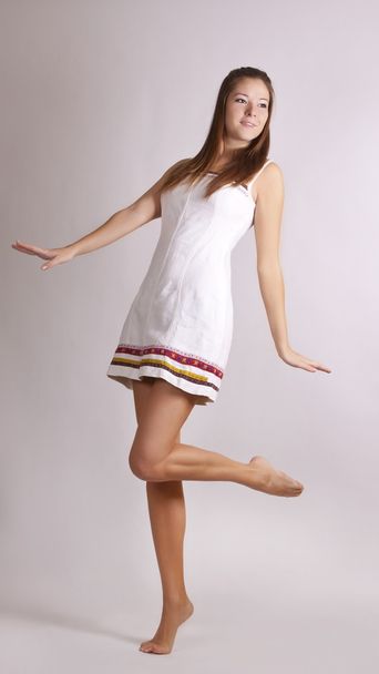 κορίτσι με λευκό φόρεμα - Φωτογραφία, εικόνα