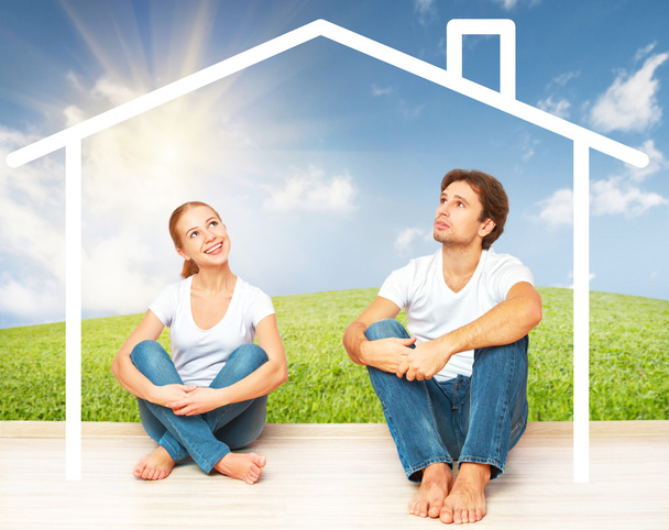 Concepto: vivienda e hipoteca para familias jóvenes. pareja soñando con casa
 - Foto, Imagen