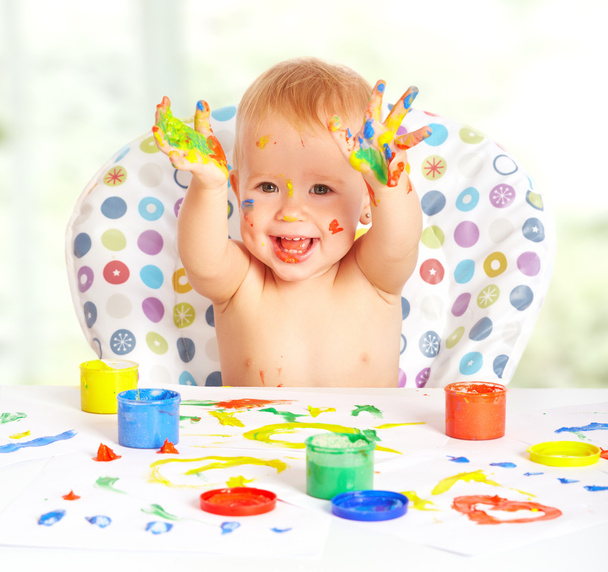 幸せな赤ちゃん子供着色されたペンキの手と描画します。 - 写真・画像