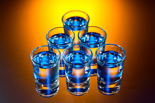 Gläser mit einem alkoholischen Getränk  - Foto, Bild