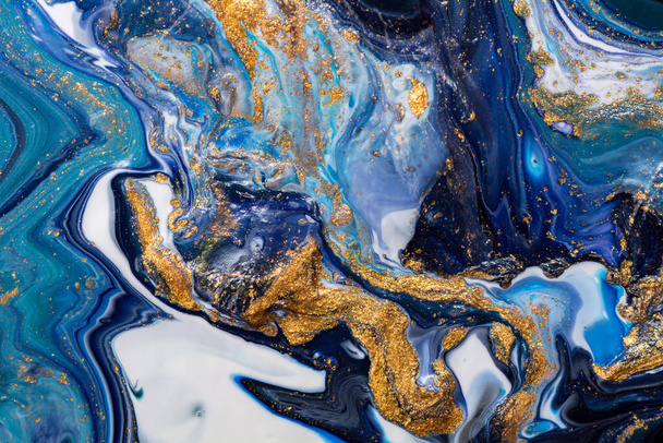 Роскошный абстрактный живопись жидкости фон. Проливная синяя, белая и золотая акриловая краска. - Фото, изображение