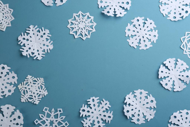 Many paper snowflakes on turquoise background, flat lay. Space for text - Foto, Imagen