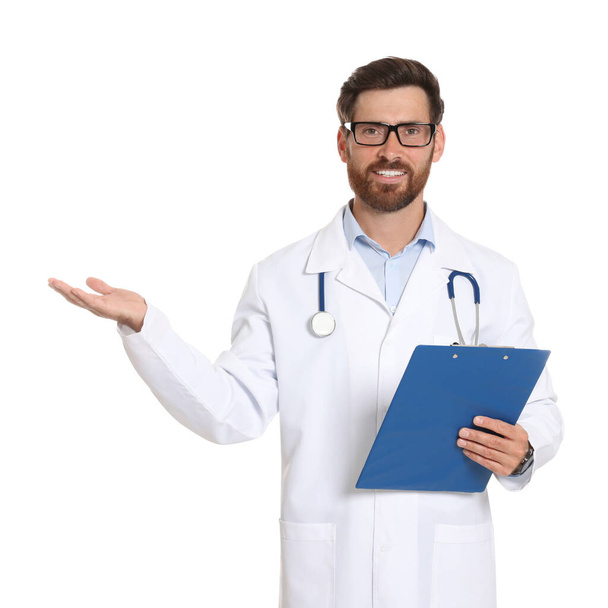 врач со стетоскопом и буфером обмена на белом фоне - Фото, изображение