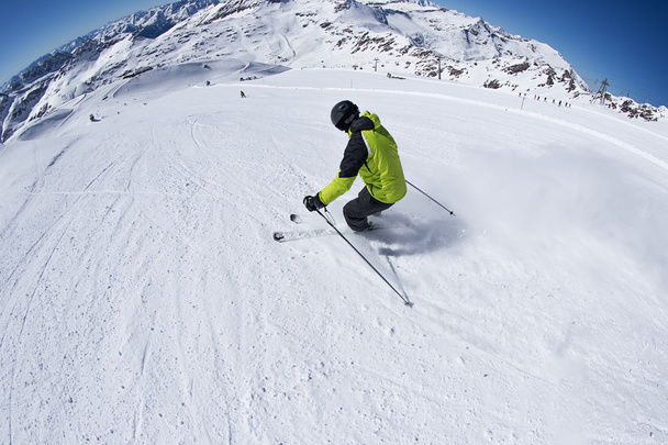 Esquiador en altas montañas
 - Foto, imagen