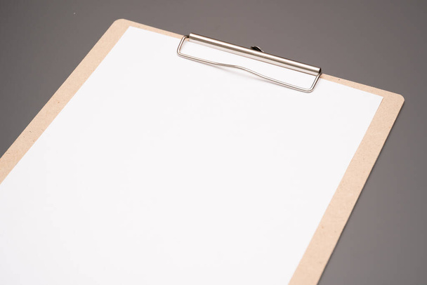 a clipboard with a white sheet of paper - Foto, immagini