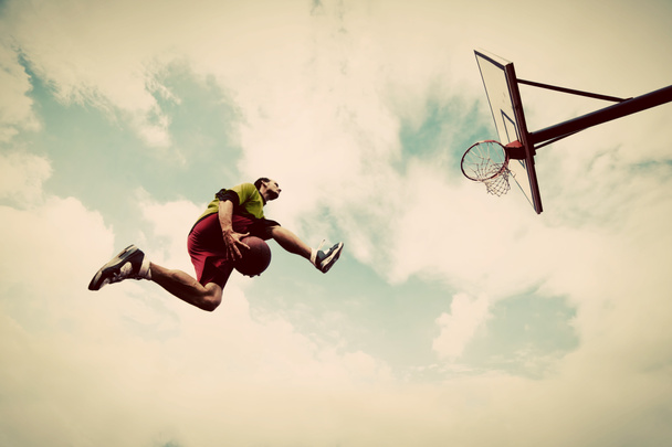 Streetball oynayan adam - Fotoğraf, Görsel