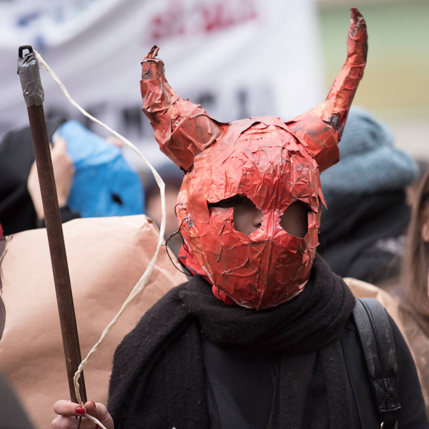 άτομο με διαβολική μάσκα στο κεφάλι που κρύβει το πρόσωπο - Φωτογραφία, εικόνα