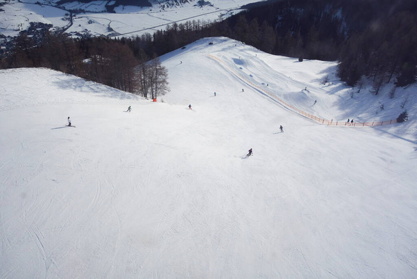 Kış tatilinde kayak pistinde açık havada kayak yapmak. - Fotoğraf, Görsel