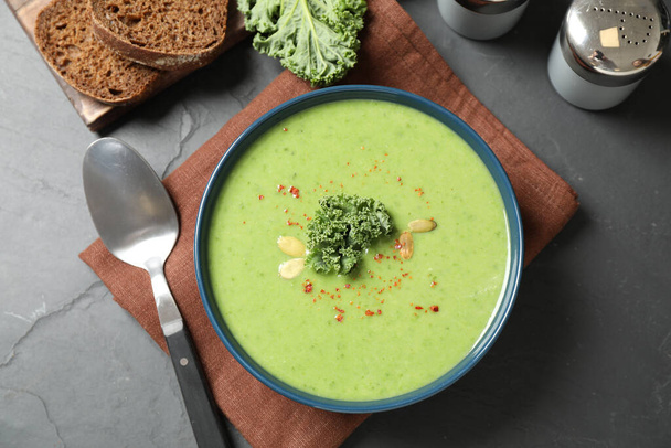 Tasty kale soup served on grey table, flat lay - Fotoğraf, Görsel