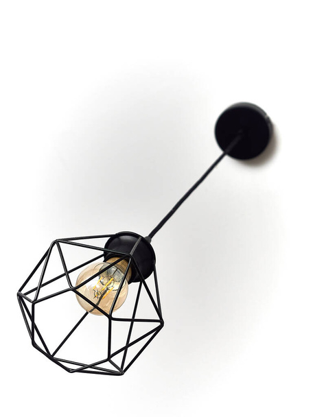 Черно-металлическая потолочная лампа с геометрическим и треугольным узором, современная дизайнерская лампа на изолированном и белом фоне для домашнего декора - Фото, изображение