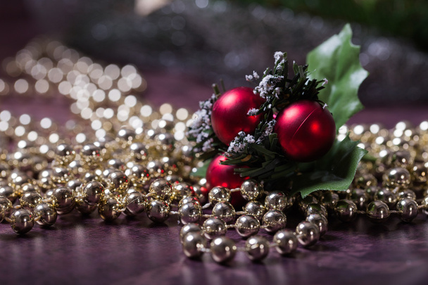 Kolme joulua pallot joulun kultainen ketju
 - Valokuva, kuva