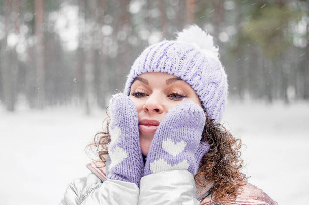 Egy fiatal nő portréja egy téli parkban - Fotó, kép