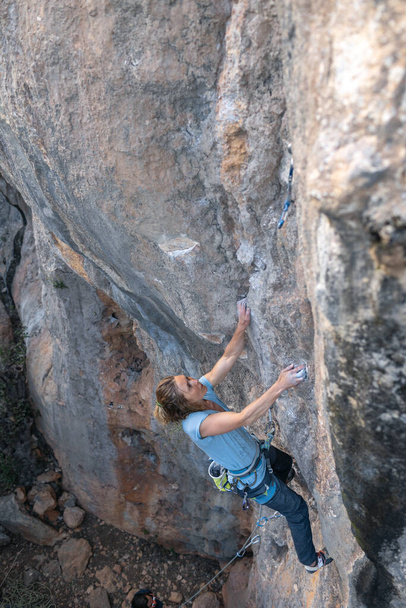 Fille grimpe sur le rocher, escalade en Turquie, la fille sportive est engagée dans l'escalade. - Photo, image