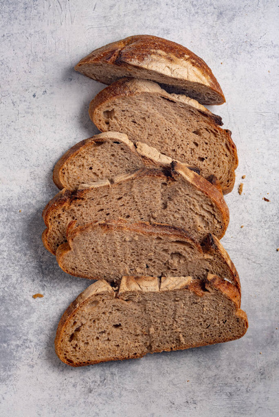 Fresh and delicious bread on the vintage background - Foto, afbeelding