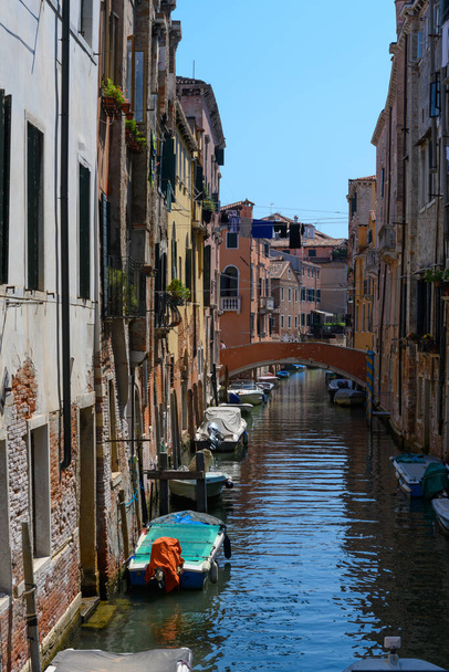 Венеціанські канали, Венеція, Венето, Італія. 25 липня 2022 року. Фотографія вітрильників, або човнів, пристикованих до каналів чудового міста Венеція (Італія).. - Фото, зображення