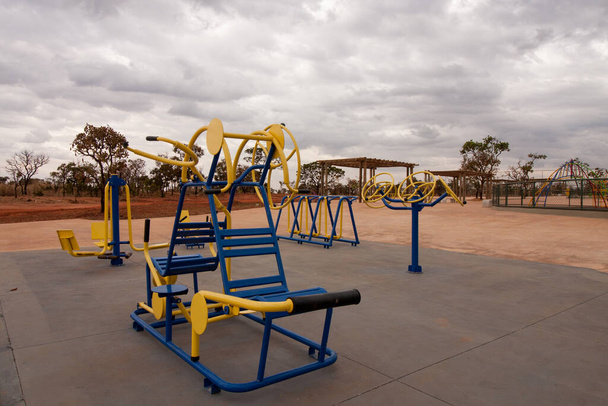 A newly constructed fitness park with varies machines in Burle Marx Park in the Northwest section of Brasilia, known as Noroeste - Foto, Imagem