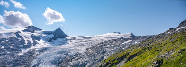 Mountain glacier in Austrian Alps. Schlaten Glacier, German: Schlatenkees, in Venediger Group, Hohe Tauern National Park, East Tyrol, Austria - Foto, Bild