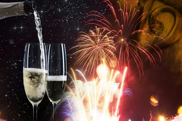 Тост с бокалами шампанского на сверкающем фоне праздника
 - Фото, изображение