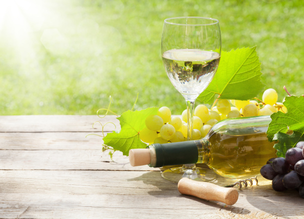 Fehér bor üveg és üveg szőlőfürt - Fotó, kép