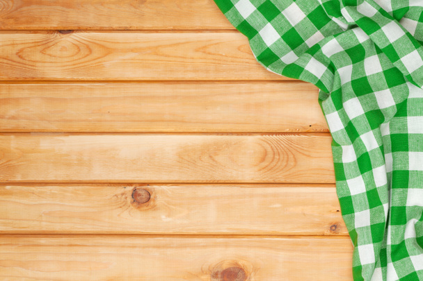 grünes Handtuch über hölzernem Küchentisch - Foto, Bild