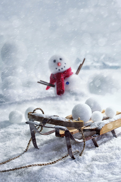 Dřevěné sáně a sněhové koule s sněhulák  - Fotografie, Obrázek