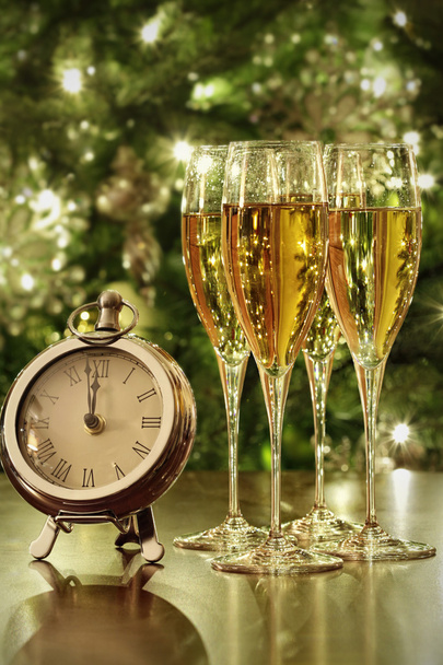 Copas de champán, reloj con luces
  - Foto, Imagen