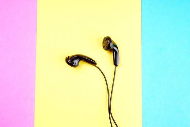 Чорні навушники на барвистому фоні
 - Фото, зображення