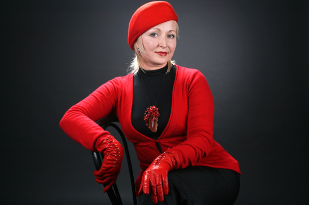 vrouw in een rood - Foto, afbeelding