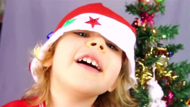 Menina pequena feliz em chapéu de Santa
 - Filmagem, Vídeo