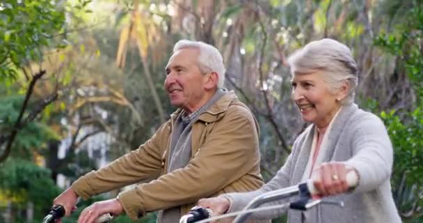 Щаслива, весела і зріла пара розмовляє під час прогулянки в парку разом, щаслива і радісна поїздка на велосипеді на відкритому повітрі. Активні літні люди, які насолоджуються здоровою діяльністю під час спілкування та веселощів
. - Кадри, відео