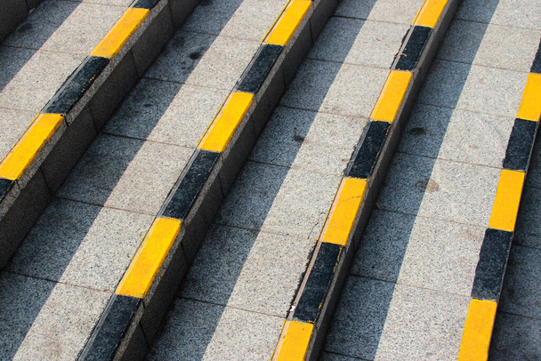 Каменные ступени с черно-желтыми предупреждающими полосами - Фото, изображение