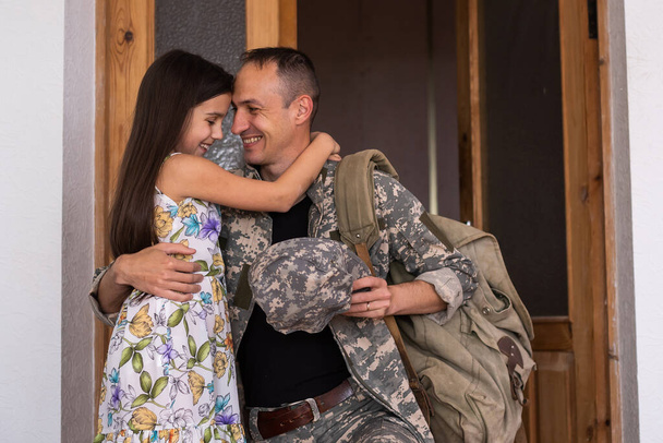 Liefdevolle militaire vader met dochter thuis - Foto, afbeelding