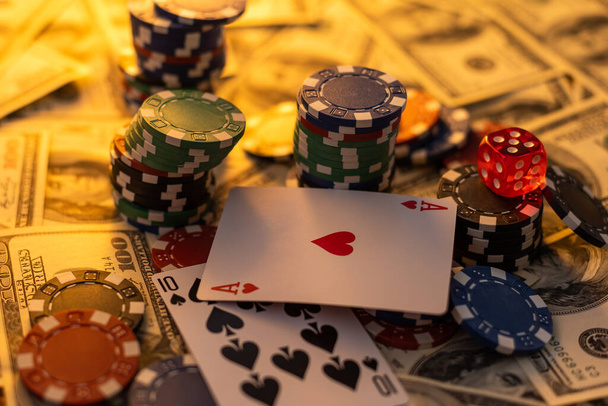 ポーカーチップとお金ドル - 写真・画像