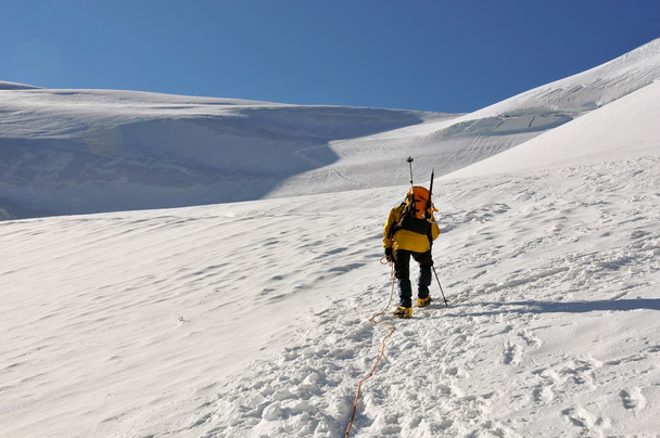 Ο ορειβάτης σε ένα σχοινί οδηγεί τον τρόπο - Φωτογραφία, εικόνα
