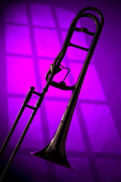 Silueta de trombón en púrpura
 - Foto, Imagen