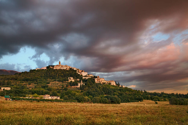 Trevi, Perugia, Umbria, Italy: landscape at sunset of the hill town under a dramatic cloudy sky - Zdjęcie, obraz